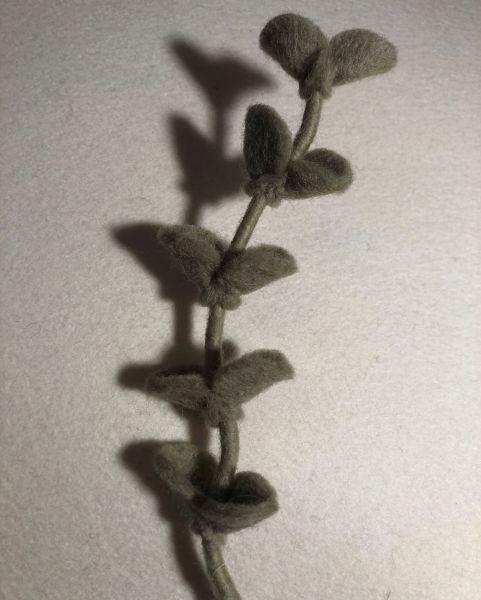 Wollfilz-Blätterzweig mit zartgrünen runden Blättern, B 6 cm, T 2,5 cm, H 34 cm