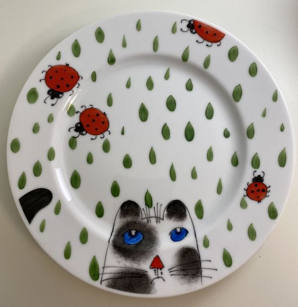 "Miau" handbemalter Porzellan-Dessertteller Katze mit Käfer