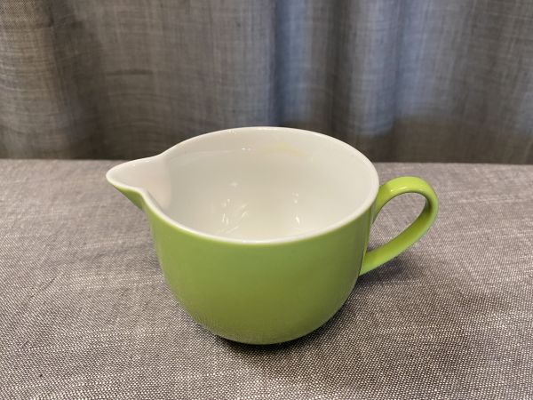 Farbenfroh Porzellan-Milchkännchen außen apfelgrün, innen weiß