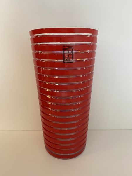 Glaslike Kunststoffbecher, D 8,5 cm, H 17 cm, transp. m. roten Querstreifen