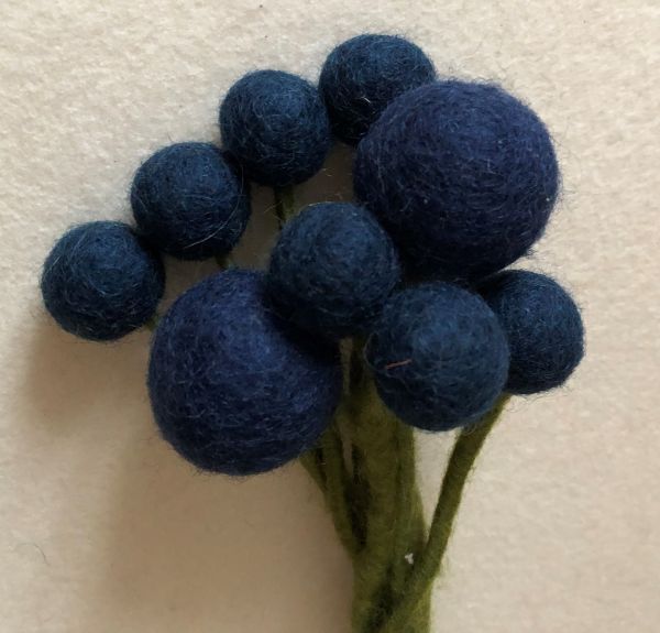 Wollfilz-Kugelblume blau D 3,5 cm, H 32 cm