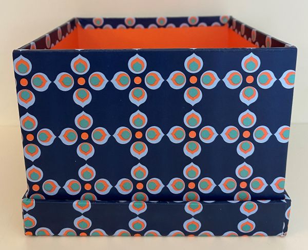 Geschenkschachtel m. graf. Muster, quadr. 13,5 x 13,5 x 10 cm, 2 Farben z. Wahl