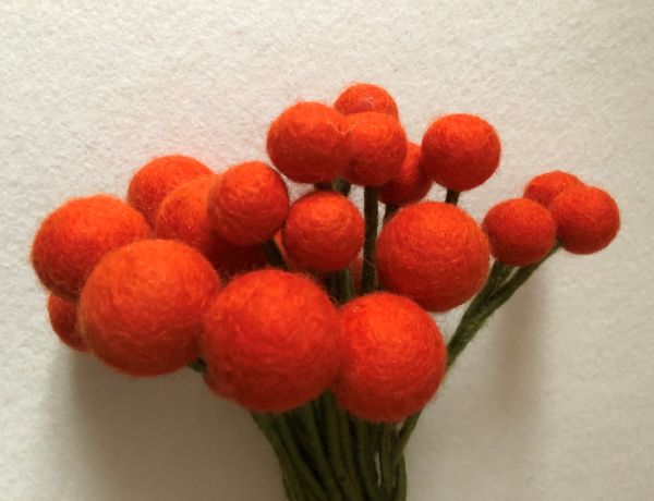 Wollfilz-Kugelblume orange D 3,5 cm, H 32 cm
