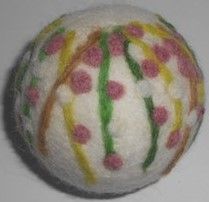 Wollfilz-Kugel bestickt D 9 cm weiß rosa grün