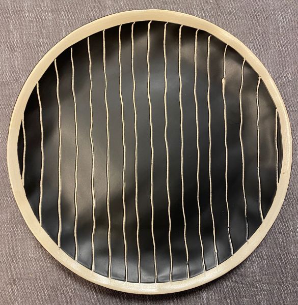 Keramik-Teller D 24 cm, H 2,5 cm, schwarz mit cremeweißen Nadelstreifen