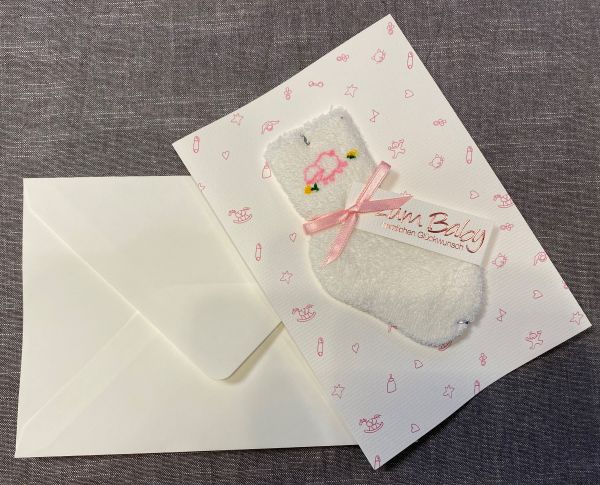 Doppelkarte mit Babysöckchen weiß-rosa, B 16 cm, H 23 cm, St 0,6 cm