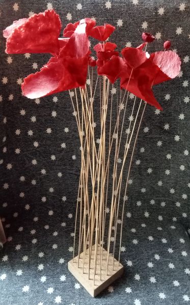 Baumwollpapierblumen-Holz-Sockel groß