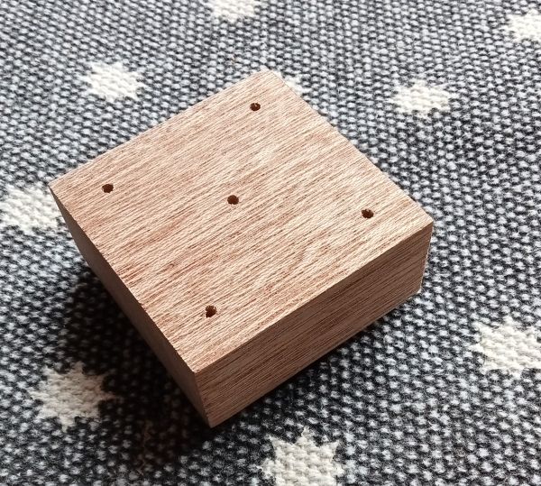 Holz-Sockel klein mit 5 oder 9 Löchern, 7 x 7 x 3 cm