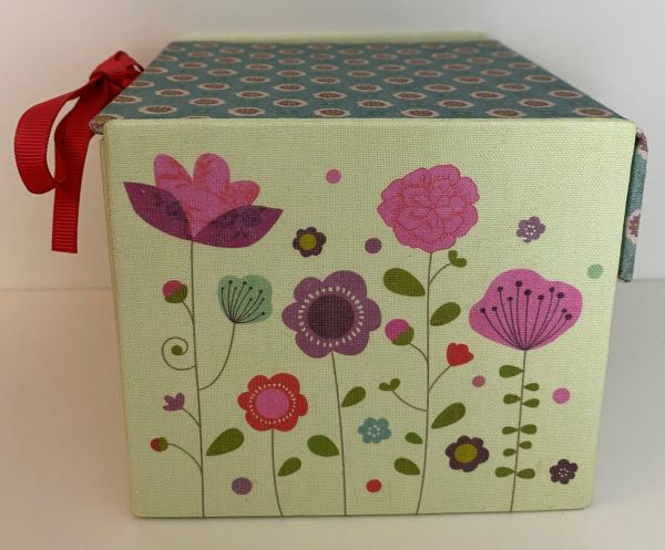 Geschenkschachtel Textil kaschiert, florales Motiv, mit Schleifenverschluss