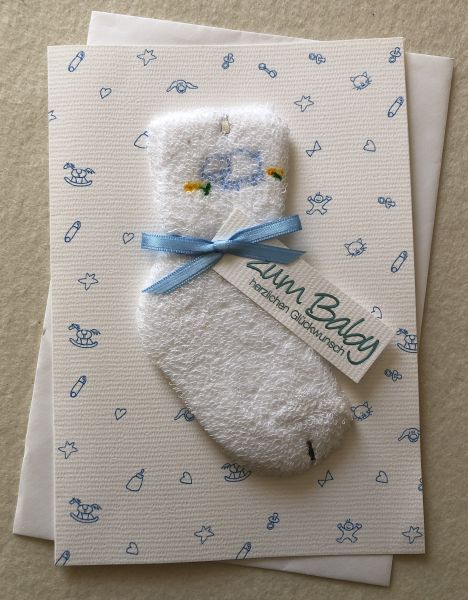 "Määh" Doppelkarte mit Babysöckchen weiß-hellblau