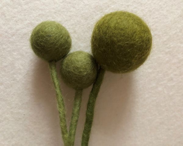 Wollfilz-Kugelblume grün D 3,5 cm, H 32 cm